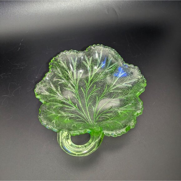 Indiana Glass Green Glass Embossed Leaf Bowl Candy Nut Trinket Dish Vintage - Picture 2 of 9